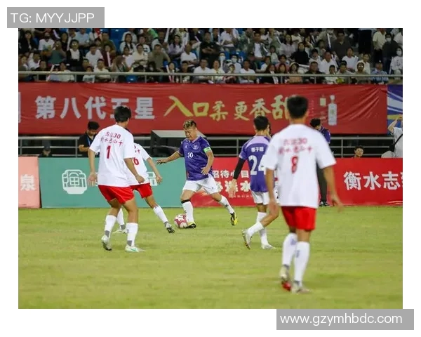 街头采访足球迷谈心目中的足球明星与他们的影响力